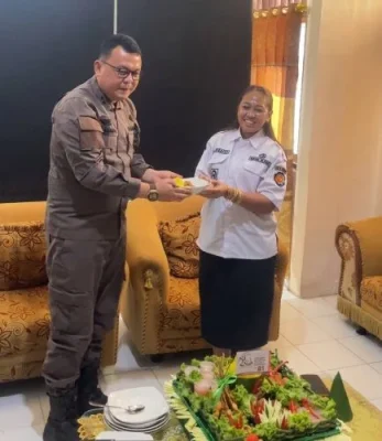 Momen pemotongan Tumpeng Harla Kejaksaan ke-81 tahun 2026. Kajari Rote Ndao Robby Permana Amri memberikan tumpeng kepada Wakil Bupati Rote Ndao Apremoi D. Dethan.
