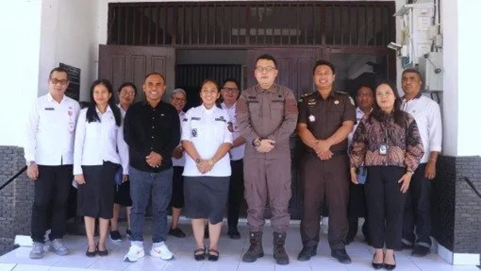 Wakil Bupati Rote Ndao Apremoi D. Dethan dan jajaran bersama Kajari Rote Ndao Robby Permana Amri dan jajaran.