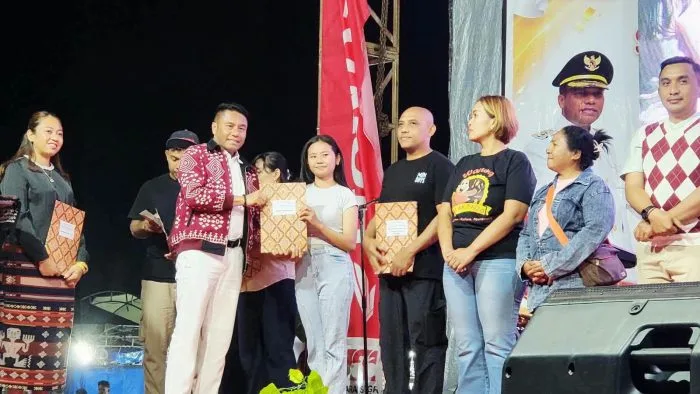Bupati Rote Ndao saat memberikan hadiah pada pemenang lomba selama bulan Agustus