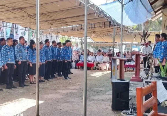 ASN Kab. Rote Ndao saat mengantarkan Almh. Willi Mbuik ke peristirahatan yang terkahir.