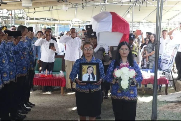 Keranda jenasah Willi Mbuik saat di bawah ke tempat peristirahatan terakahir.