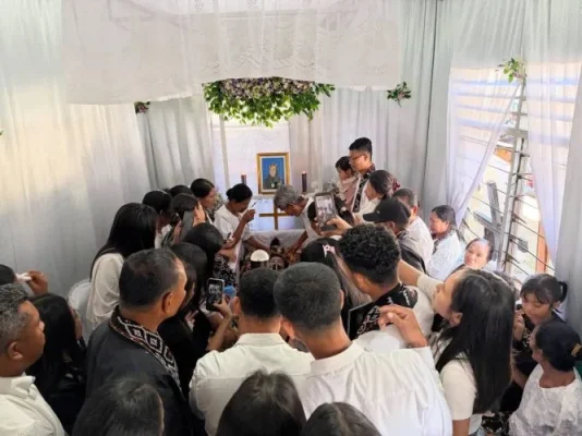 Penghormatan terkahir oleh Ayah dan keluarga Almh. Willi Mbuik.