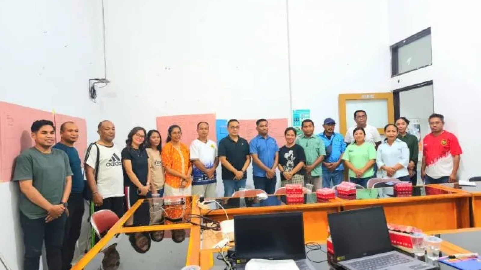 Foto bersama pada kegiatan Stakeholder Mapping Program NTT Net-Zero Emission (NZE) 2050