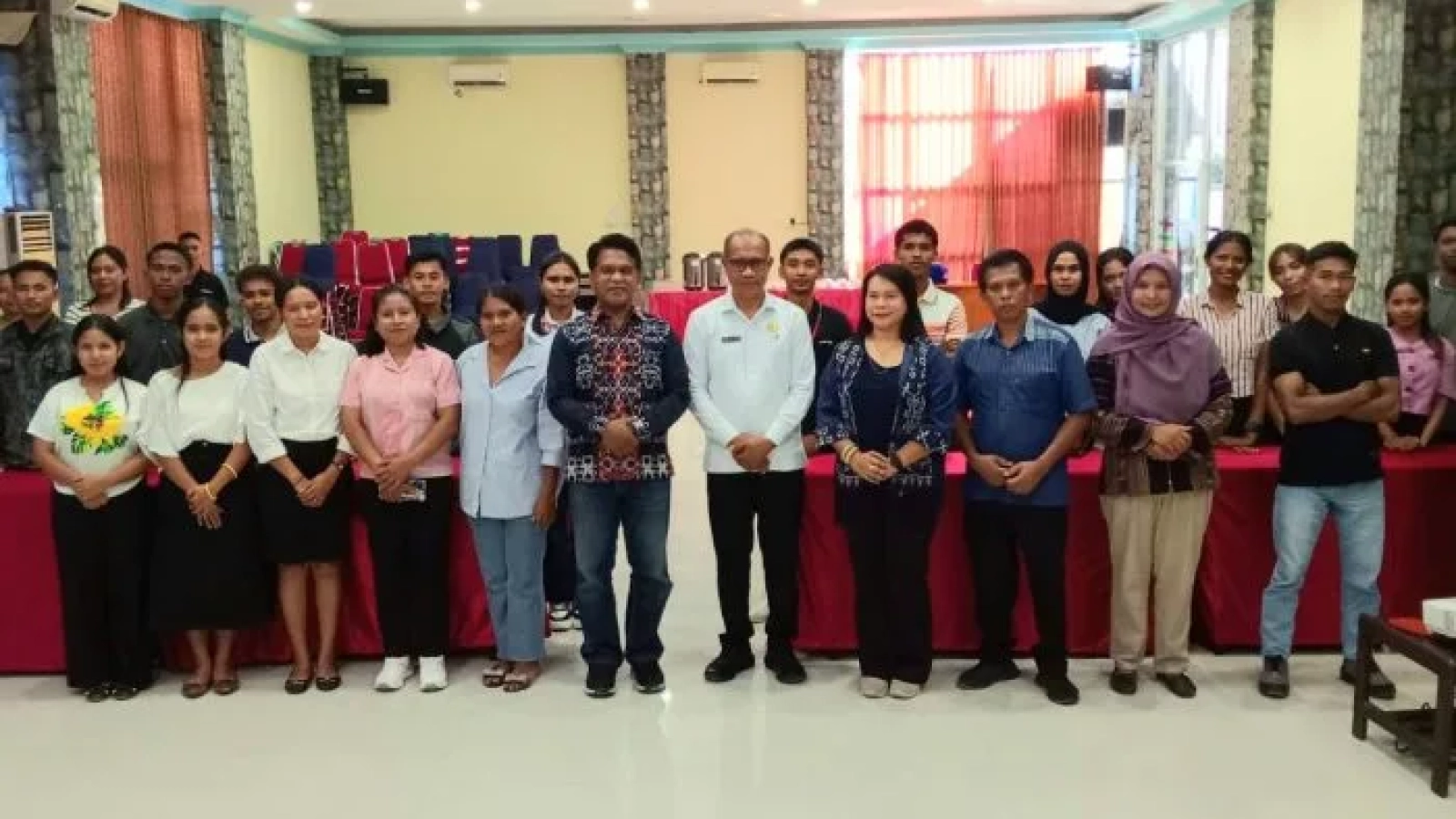 Foto bersama PJ. Sekda Kabupaten Rote Ndao dengan peserta Pelatihan Inkubator Bisnis 