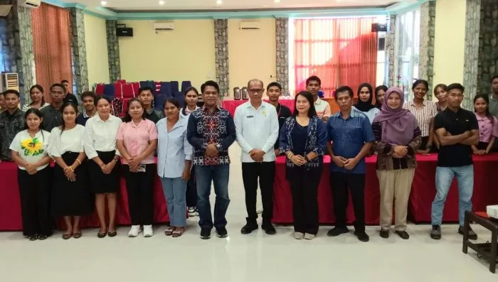 Foto bersama PJ. Sekda Kabupaten Rote Ndao dengan peserta Pelatihan Inkubator Bisnis 