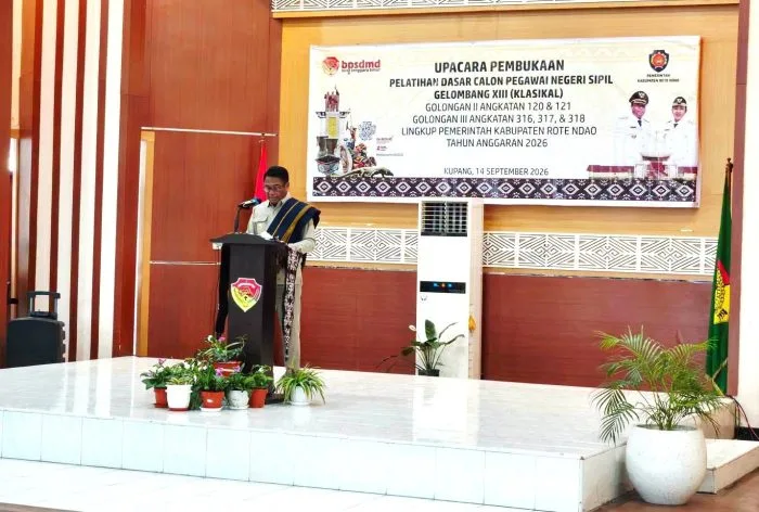 Bupati Rote Ndao Paulus Henuk membuka tahapan klasikal Latsar CPNS Gelombang XIII Tahun 2026 di BPSDMD Provinsi NTT.