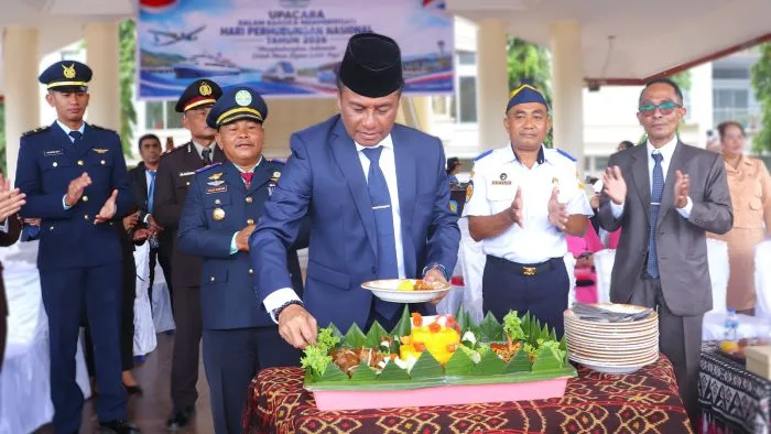 Pemotongan Tumpeng Harhubnas 2026 oleh Bupati Rote Ndao Paulus Henuk disaksikan unsur Forkompimda.