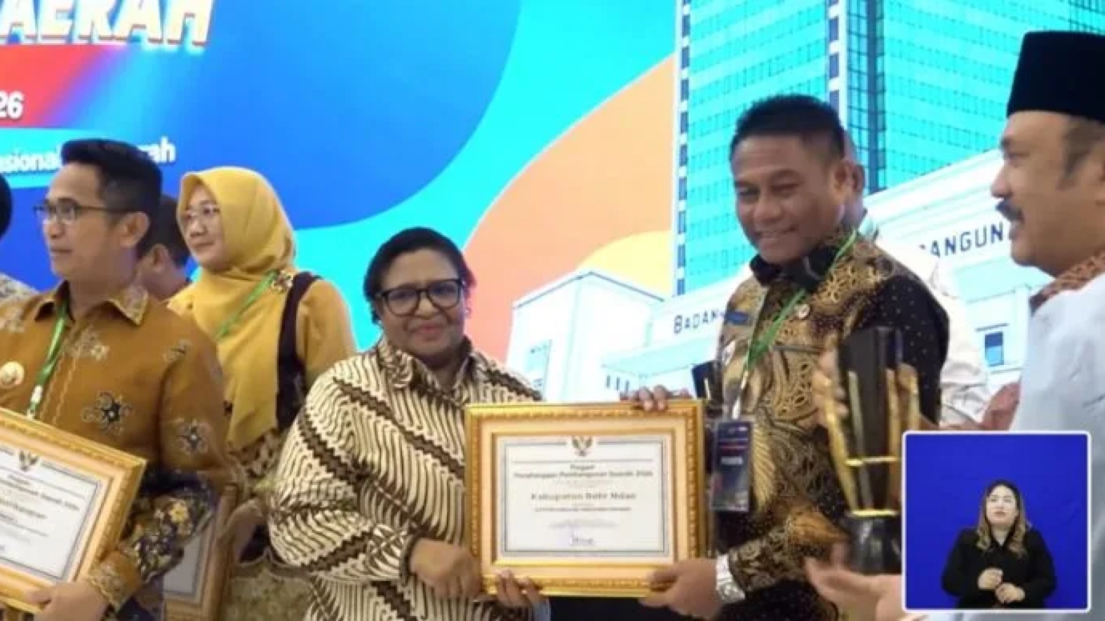 Wakil Menteri Dalam Negeri Republik Indonesia, Dr. Ribka Haluk, S.Sos., M.M., menyerahkan Penghargaan Pembangunan Daerah (PPD) Tahun 2026 kategori “Kabupaten Terentaskan Progresif” kepada Bupati Rote Ndao, Paulus Henuk, S.H., di Kantor Kementerian PPN/Bappenas, Jakarta Pusat, Rabu (30/9/2026).