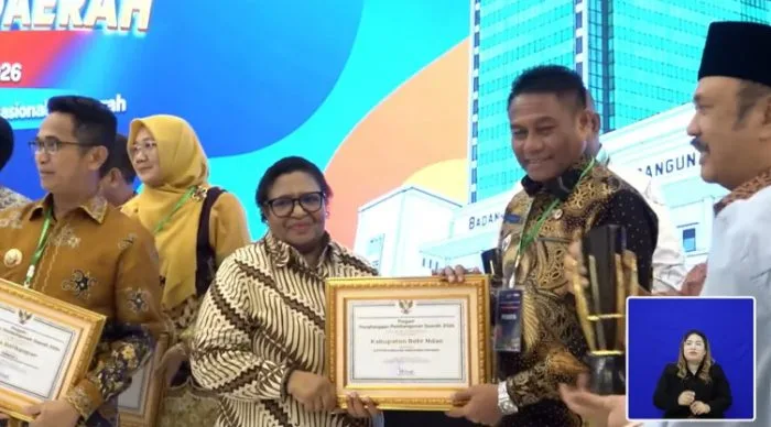 Wakil Menteri Dalam Negeri Republik Indonesia, Dr. Ribka Haluk, S.Sos., M.M., menyerahkan Penghargaan Pembangunan Daerah (PPD) Tahun 2026 kategori “Kabupaten Terentaskan Progresif” kepada Bupati Rote Ndao, Paulus Henuk, S.H., di Kantor Kementerian PPN/Bappenas, Jakarta Pusat, Rabu (30/9/2026).