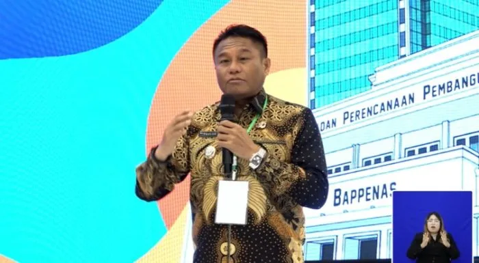 Bupati Rote Ndao, Paulus Henuk, S.H., saat memaparkan materi bertajuk “Dari Terentaskan Menuju Pertumbuhan yang Inklusif” dalam forum Knowledge Sharing Penghargaan Pembangunan Daerah (PPD) Tahun 2026 di Kementerian PPN/Bappenas, Jakarta, Rabu (30/9/2026).