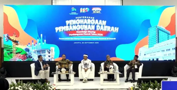 Bupati Rote Ndao, Paulus Henuk, S.H., bersama Gubernur Jawa Barat Dedi Mulyadi, Bupati Kendal Dyah Kartika Permanasari, dan Wali Kota Surabaya Eri Cahyadi, saat duduk bersama sebagai narasumber dalam forum Knowledge Sharing Penghargaan Pembangunan Daerah (PPD) Tahun 2026 di Kementerian PPN/Bappenas, Jakarta, Rabu (30/9/2026).