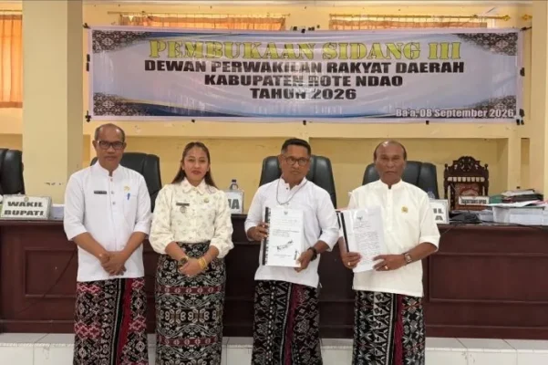 Foto penyerahan dokumen Ranperda untuk pembahasan pada Sidang III DPRD Kabupaten Rote Ndao.