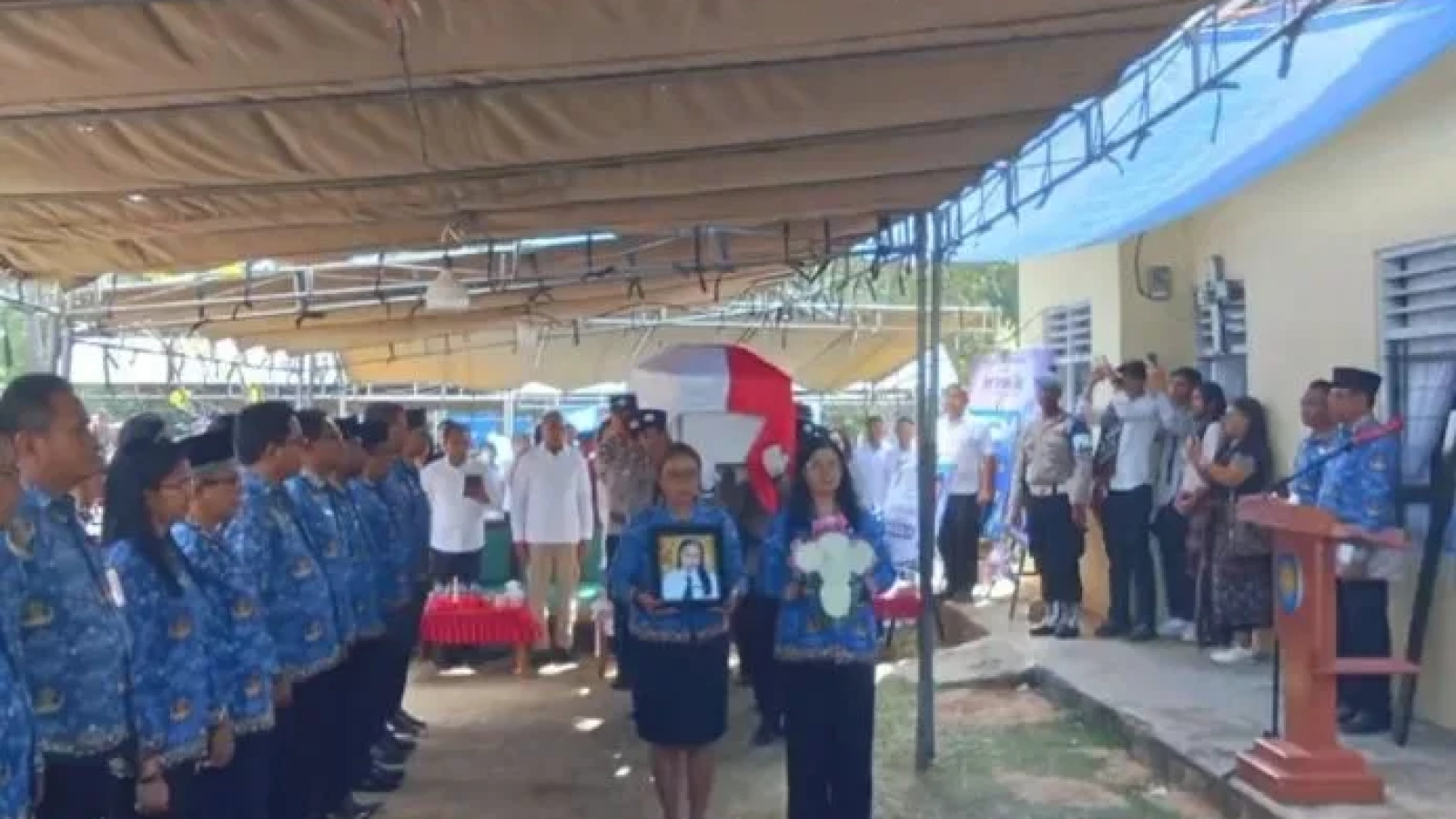 Keranda jenasah Willi Mbuik saat di bawah ke tempat peristirahatan terakahir.