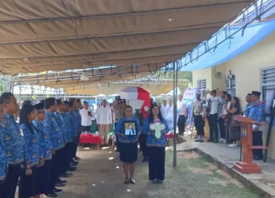 Keranda jenasah Willi Mbuik saat di bawah ke tempat peristirahatan terakahir.