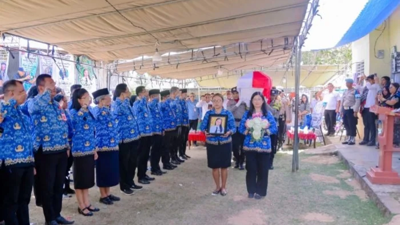 Keranda jenasah Willi Mbuik saat di bawah ke tempat peristirahatan terakahir.