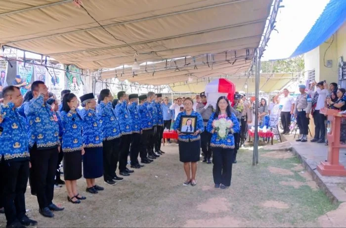 Keranda jenasah Willi Mbuik saat di bawah ke tempat peristirahatan terakahir.