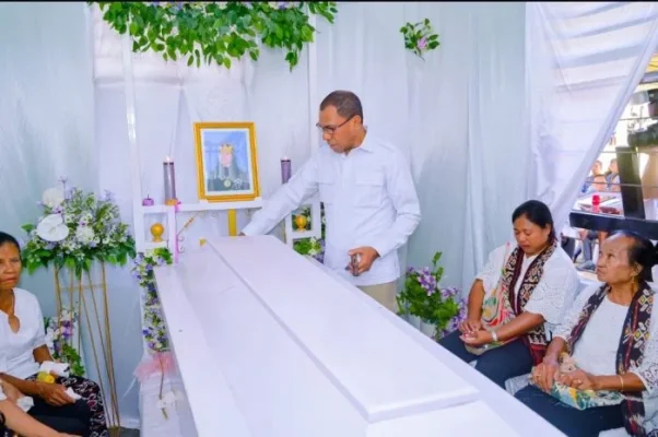 Wakil Gubernur NTT saat memberikan penghormatan terakhir pada Almh. Willi Mbuik.