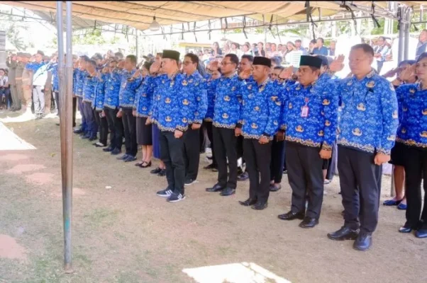 ASN Kab. Rote Ndao saat mengantarkan Almh. Willi Mbuik ke peristirahatan yang terkahir.