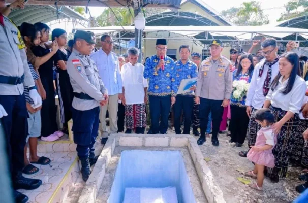 Pj. Sekda Kab. Rote Ndao dan jajaran ASN saat memberikan penghormatan terakhir.