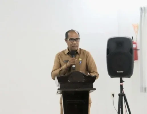 Pj. Sekda Kab. Rote Ndao saat membuka kegiatan Audiemsi Program NTT Net-Zero Emissions (NZE) 2050 dan Inisiasi Peta Jalan Rote Ndao 100% Energi Terbarukan