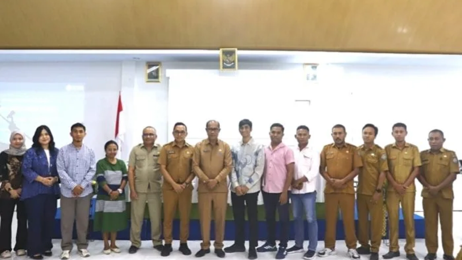 Foto bersama Pj. Sekda Kab. Rote Ndao , Manager Program NTT Net-Zero Emissions (NZE) 2050 dan Inisiasi Peta Jalan Rote Ndao 100% Energi Terbarukan dan perwakilan NGO beserta peserta kegiatan