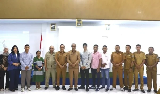 Foto bersama Pj. Sekda Kab. Rote Ndao , Manager Program NTT Net-Zero Emissions (NZE) 2050 dan Inisiasi Peta Jalan Rote Ndao 100% Energi Terbarukan dan perwakilan NGO beserta peserta kegiatan