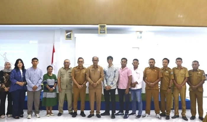 Foto bersama Pj. Sekda Kab. Rote Ndao , Manager Program NTT Net-Zero Emissions (NZE) 2050 dan Inisiasi Peta Jalan Rote Ndao 100% Energi Terbarukan dan perwakilan NGO beserta peserta kegiatan