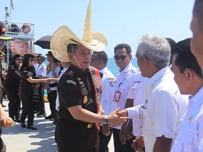 Kepala Kejaksaan Tinggi Nusa Tenggara Timur, Roch Adi Wibowo, S.H., M.H., berjabat tangan dengan pimpinan perangkat daerah Kabupaten Rote Ndao dalam rangkaian kunjungan kerja di Kabupaten Rote Ndao.