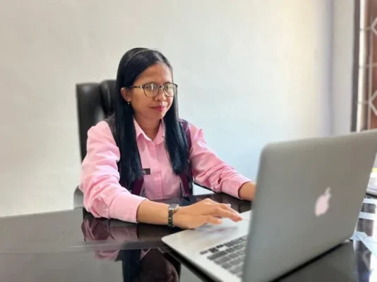 Kepala Dinas Kominfostaper Kab. Rote Ndao mengikuti secara daring kegiatan Diseminasi dan SAQ Monev KIP Tahun 2026.