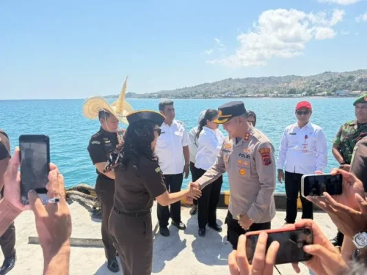 Kapolres Rote Ndao berjabat tangan dengan rombongan Kejaksaan Tinggi Nusa Tenggara Timur (NTT) dalam rangkaian kunjungan kerja di Kabupaten Rote Ndao.