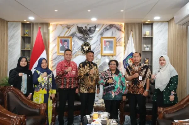 Bupati Rote Ndao bersama jajaran Pemerintah Kabupaten Rote Ndao dan Wakil Menteri Dalam Negeri beserta jajaran berfoto bersama usai pertemuan terkait persiapan verifikasi faktual pemekaran desa di Kabupaten Rote Ndao.