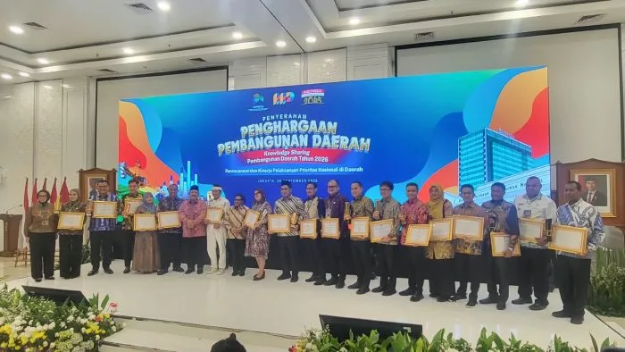Bupati Rote Ndao, Paulus Henuk, S.H., berfoto bersama usai menerima Penghargaan Pembangunan Daerah (PPD) Tahun 2026 kategori “Kabupaten Terentaskan Progresif” dari Kementerian PPN/Bappenas, di Jakarta Pusat, Rabu (30/9/2026).