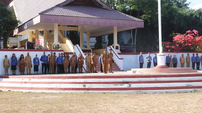 Wakil Bupati Rote Ndao, Apremoi D. Dethan, saat menyampaikan arahan dalam Apel Pagi ASN Lingkup Pemerintah Kabupaten Rote Ndao di Lapangan Upacara Kantor Bupati Rote Ndao.