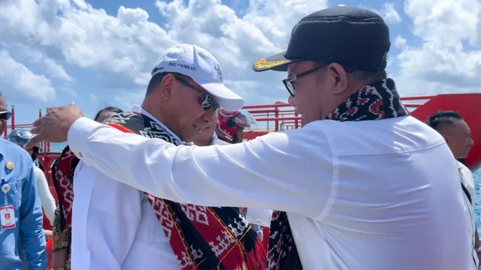 Pj. Sekretaris Daerah Kabupaten Rote Ndao Daniel W. Nalle, S.Pt., mengalungkan selendang adat Rote Ndao kepada Wakil Gubernur Nusa Tenggara Timur Irjen Pol. (Purn.) Dr. Drs. Johni Asadoma, M.Hum., saat penyambutan kunjungan kerja di Kabupaten Rote Ndao