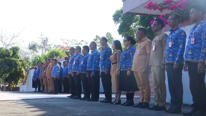 Pj. Sekretaris Daerah Kabupaten Rote Ndao, Daniel W. Nalle, S.Pt., bersama para Asisten, Staf Ahli, dan pimpinan perangkat daerah mengikuti Apel Pagi ASN Lingkup Pemerintah Kabupaten Rote Ndao di Lapangan Upacara Kantor Bupati Rote Ndao, Senin (07/09/2026)