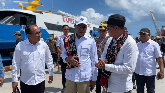 Pj. Sekda Kabupaten Rote Ndao Daniel W. Nalle, S.Pt. berbincang bersama Wakil Gubernur NTT