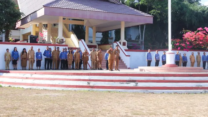 Wakil Bupati Rote Ndao, Apremoi D. Dethan, saat memimpin Apel Pagi ASN Lingkup Pemerintah Kabupaten Rote Ndao di Lapangan Upacara Kantor Bupati Rote Ndao, Senin (07/09/2026)