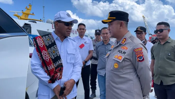 Wakil Gubernur NTT berbincang bersama Kapolres Rote Ndao usai prosesi penyambutan di Kabupaten Rote Ndao.