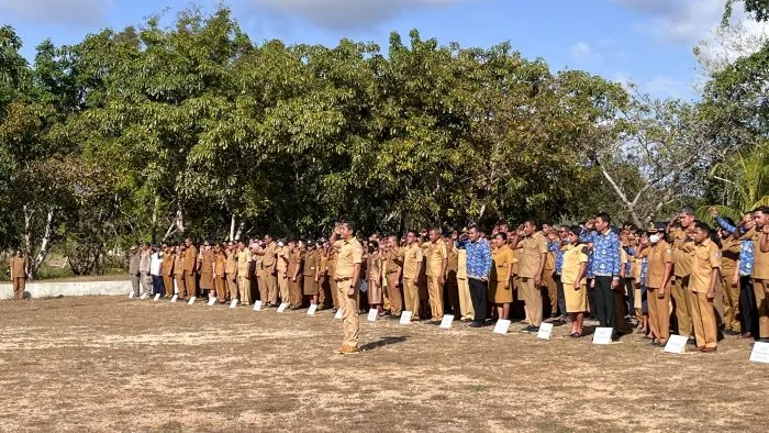 Suasana Apel Pagi ASN Lingkup Pemerintah Kabupaten Rote Ndao di Lapangan Upacara Kantor Bupati Rote Ndao, Senin (07/09/2026).
