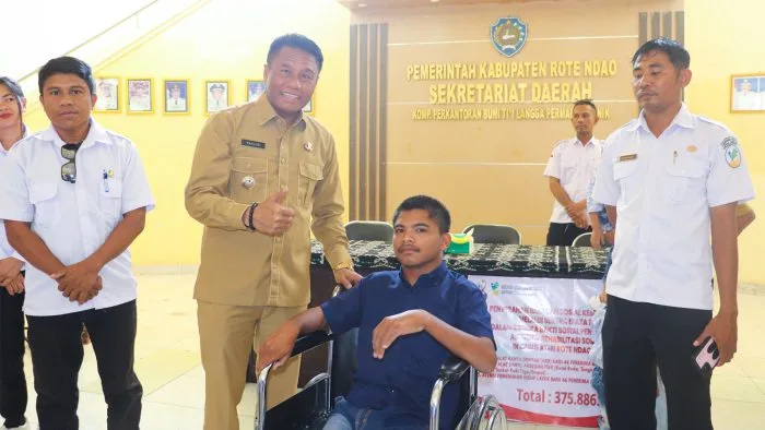 Bupati Rote Ndao Paulus Henuk, SH., saat menyerahkan bantuan kepada Penyandang Disabilitas