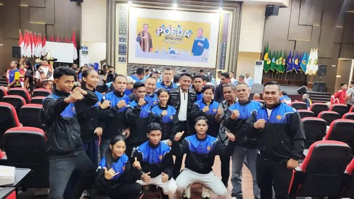 Bupati Rote Ndao, Paulus Henuk, berfoto bersama para atlet Kabupaten Rote Ndao yang berlaga pada POPDA VIII NTT di Kupang, Kamis (22/10/2026).