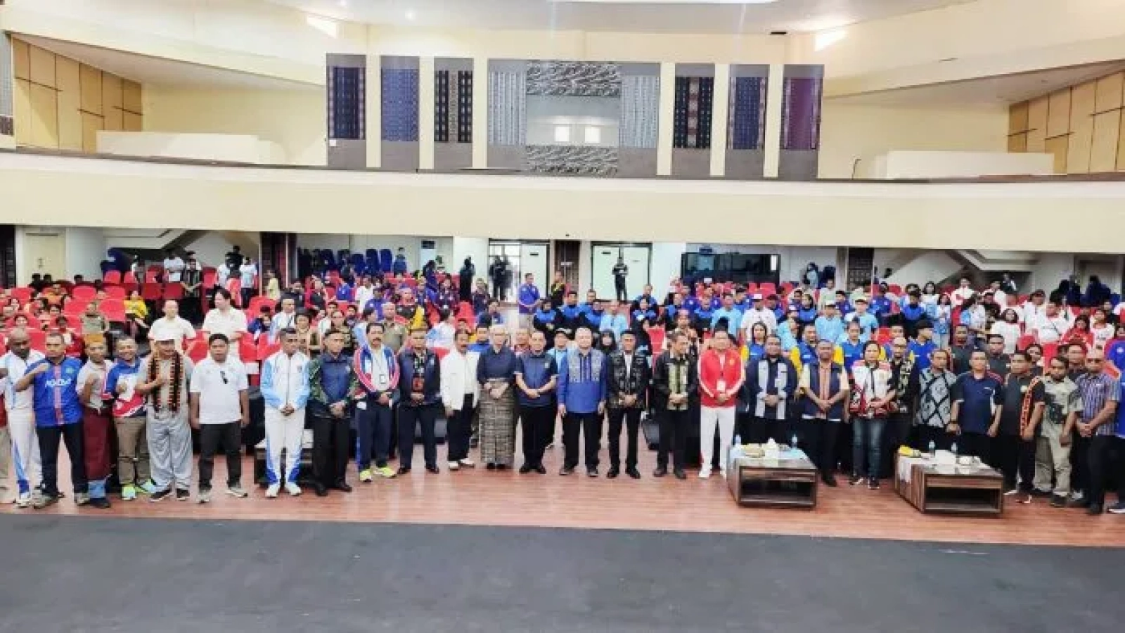 Bupati Rote Ndao, Paulus Henuk, berfoto bersama seluruh peserta dan panitia POPDA VIII NTT di Kupang, Kamis (22/10/2026).