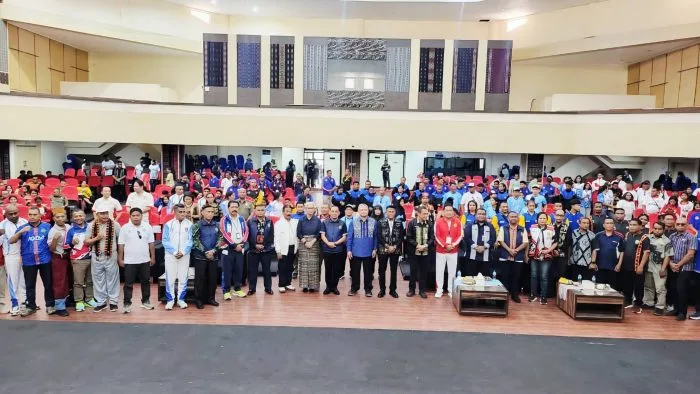 Bupati Rote Ndao, Paulus Henuk, berfoto bersama seluruh peserta dan panitia POPDA VIII NTT di Kupang, Kamis (22/10/2026).