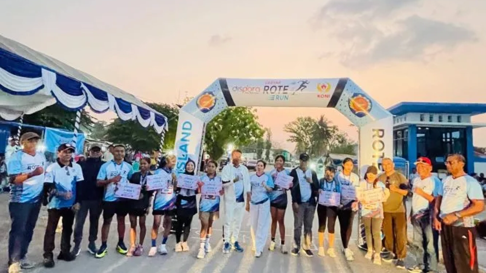 Bupati Rote Ndao Paulus, Ketua TP PKK Yanne Henuk-Pellokila dan Pj. Sekda Rote Ndao Daniel W. Nalle bersama peserta Rote Run 2026 usai penyerahan hadiah.