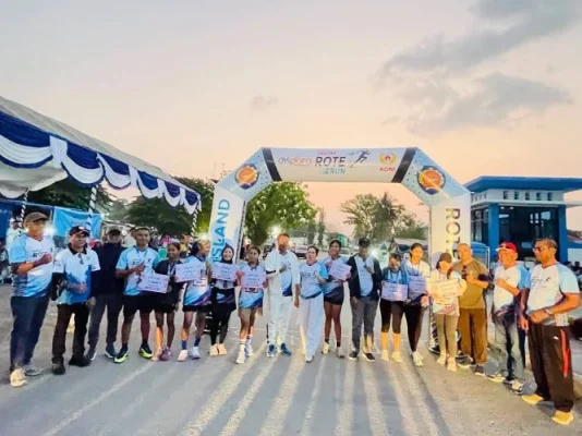 Bupati Rote Ndao Paulus, Ketua TP PKK Yanne Henuk-Pellokila dan Pj. Sekda Rote Ndao Daniel W. Nalle bersama peserta Rote Run 2026 usai penyerahan hadiah.