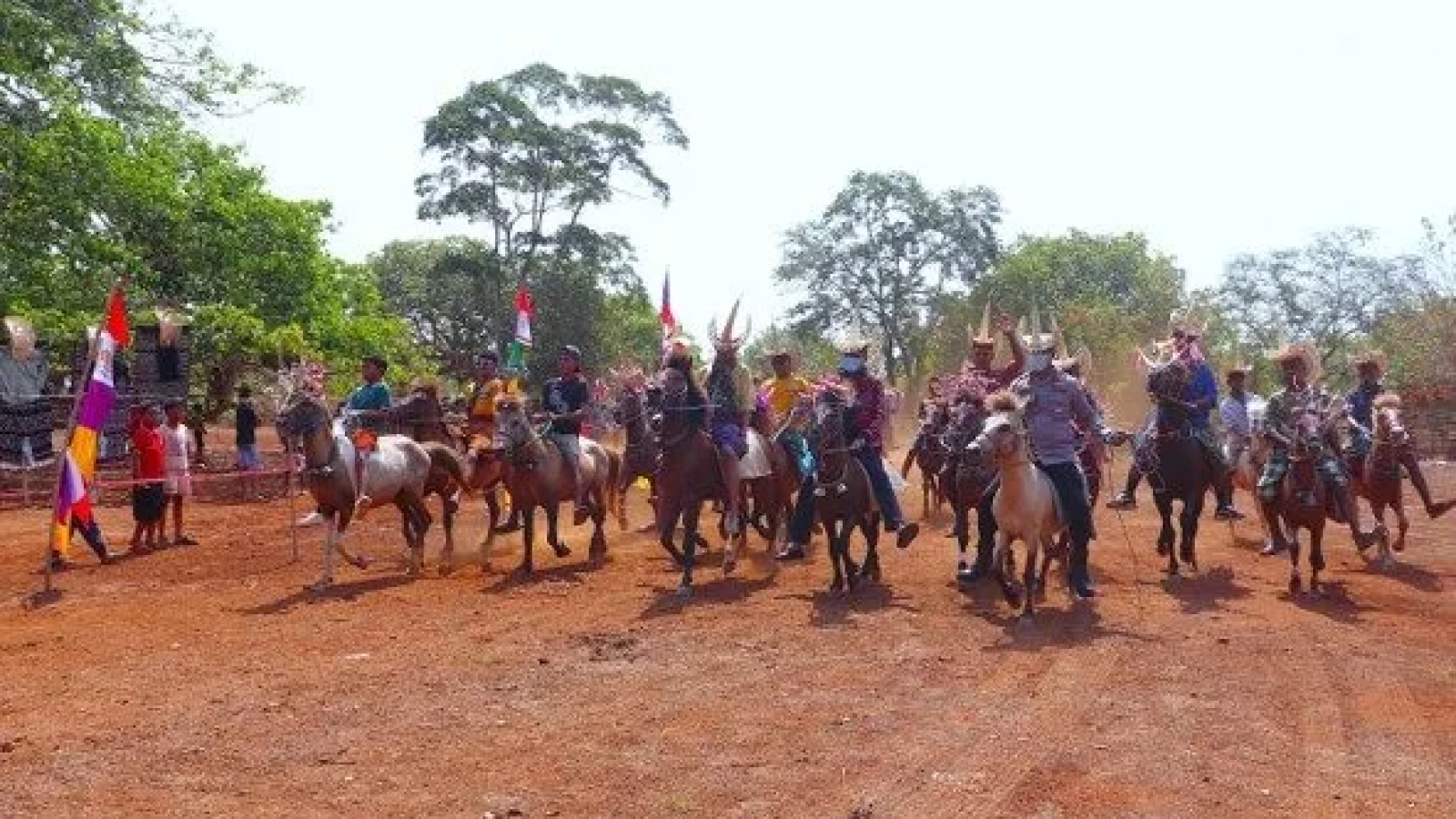 Bupati Rote Ndao Paulus Henuk memimpin parade HUS Kuda.