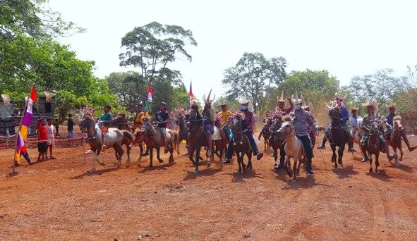 Bupati Rote Ndao Paulus Henuk memimpin parade HUS Kuda.