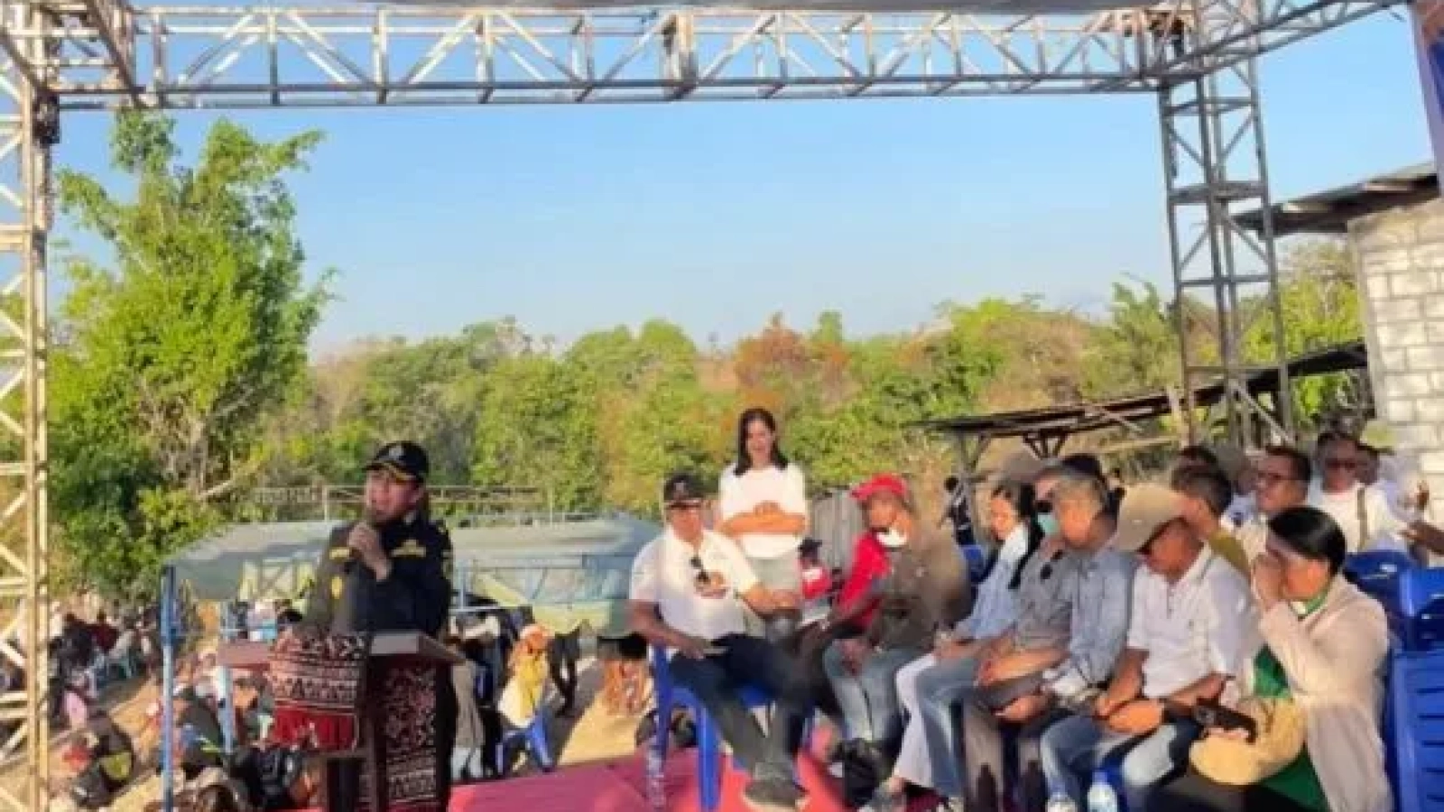 Wakil Bupati Rote Ndao, Apremoi Dudelusy Dethan membuka kegiatan pelaksanaan Kejuaraan Daerah (Kejurda) Open Grastrack Bupati Rote Ndao Cup I