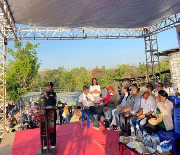 Wakil Bupati Rote Ndao, Apremoi Dudelusy Dethan membuka kegiatan pelaksanaan Kejuaraan Daerah (Kejurda) Open Grastrack Bupati Rote Ndao Cup I