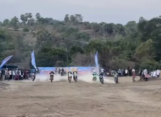 Peserta Kejuaraan Daerah (Kejurda) Open Grastrack Bupati Rote Ndao Cup I saat dilepas dari garis start sirkuit